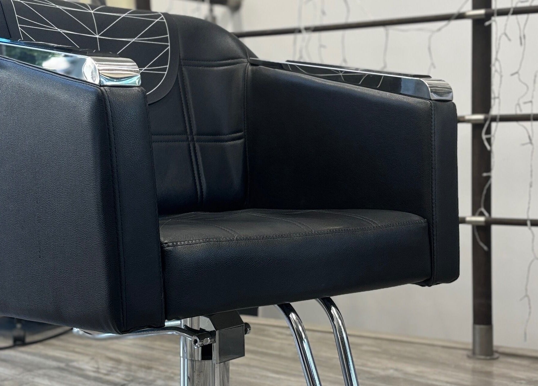 Elegancki fotel w salonie Dalissia, Kraków, Województwo Małopolskie, PL.