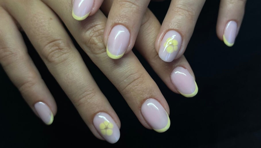 Design d'ongles floral jaune à Nail moi ca, Nivelles, Région Wallonne, BE.