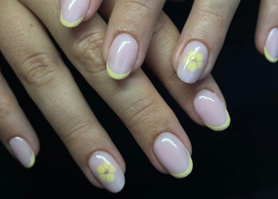 Design d'ongles floral jaune à Nail moi ca, Nivelles, Région Wallonne, BE.