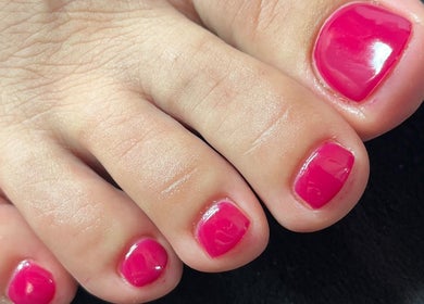 Vernis rose éclatant chez Nail moi ca, Nivelles, Région Wallonne, BE. Soin expert pour vos ongles.