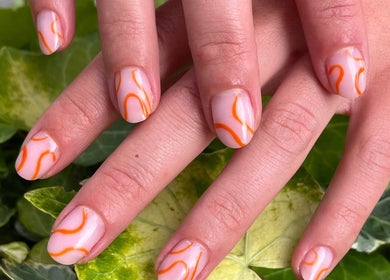 Manucure artistique avec des motifs oranges à Nail moi ca, Nivelles, Région Wallonne, BE.