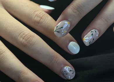 Nail art floral chic à Nail moi ca, Nivelles, Région Wallonne, BE. Design élégant et détaillé.