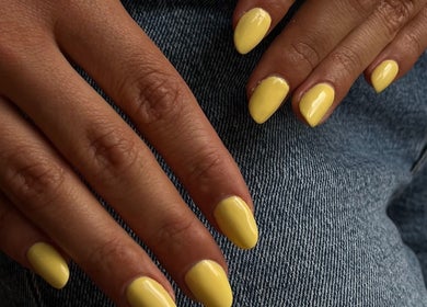 Manucure jaune vif à Nail moi ca, Nivelles, Région Wallonne, BE.