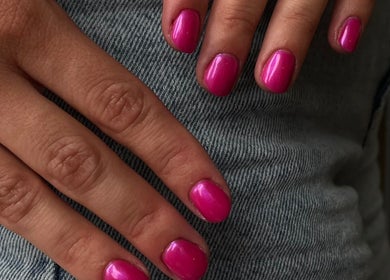 Manucure rose vif chez Nail moi ca à Nivelles, Région Wallonne, BE.
