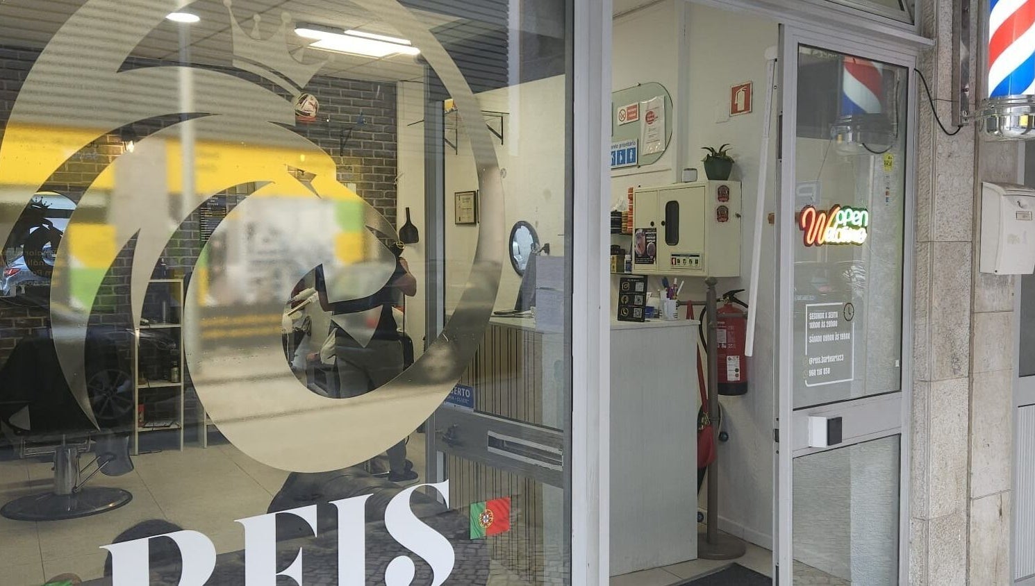 Entrada da Reis Barbearia em Leiria, Leiria, PT, mostrando interior moderno e acolhedor.