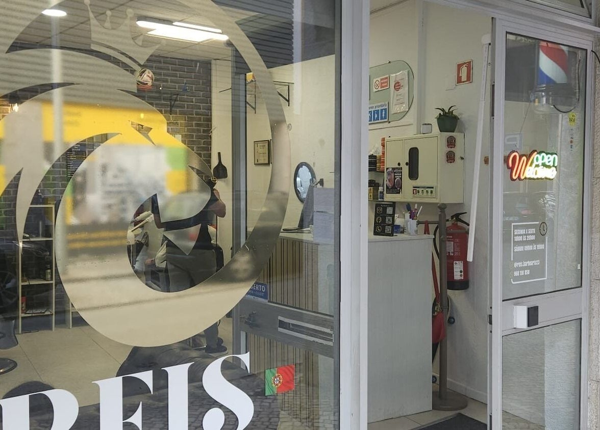 Entrada da Reis Barbearia em Leiria, Leiria, PT, mostrando interior moderno e acolhedor.