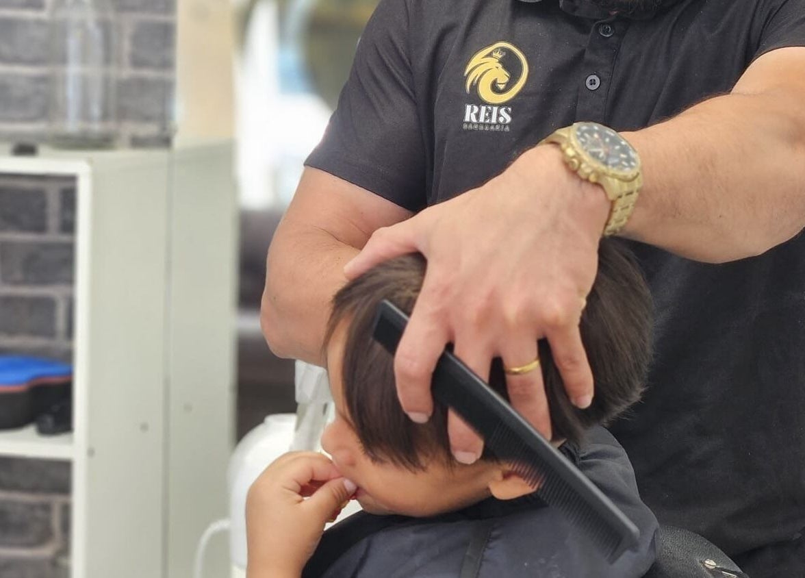 Cabeleireiro da Reis Barbearia corta cabelo de criança em Leiria, Leiria, PT.