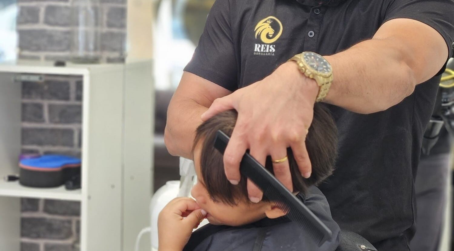 Cabeleireiro da Reis Barbearia corta cabelo de criança em Leiria, Leiria, PT.