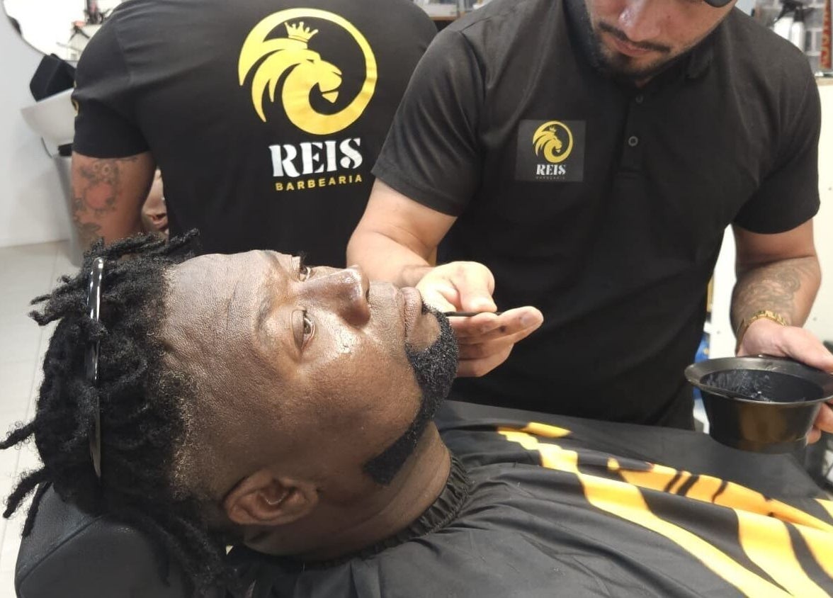 Profissional atende cliente na Reis Barbearia, Leiria, Leiria, PT. Estilo moderno e cuidado pessoal.