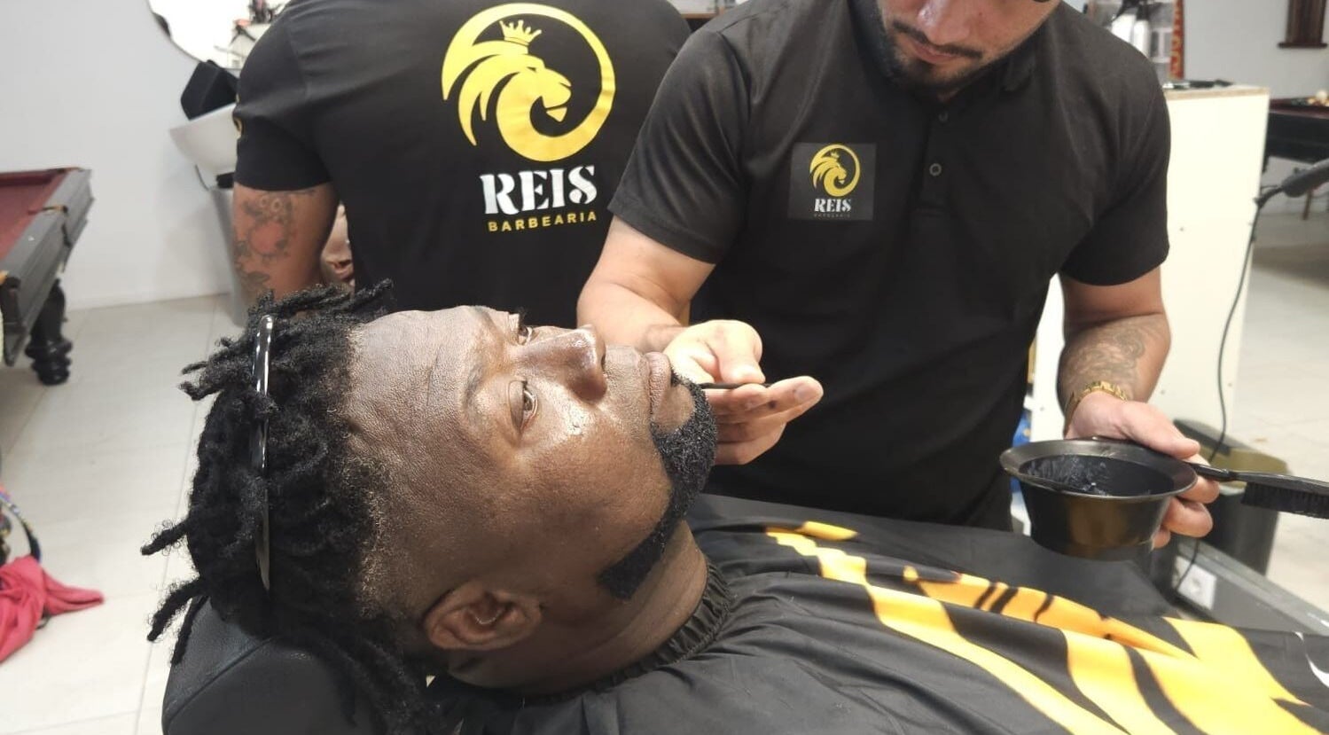 Profissional atende cliente na Reis Barbearia, Leiria, Leiria, PT. Estilo moderno e cuidado pessoal.