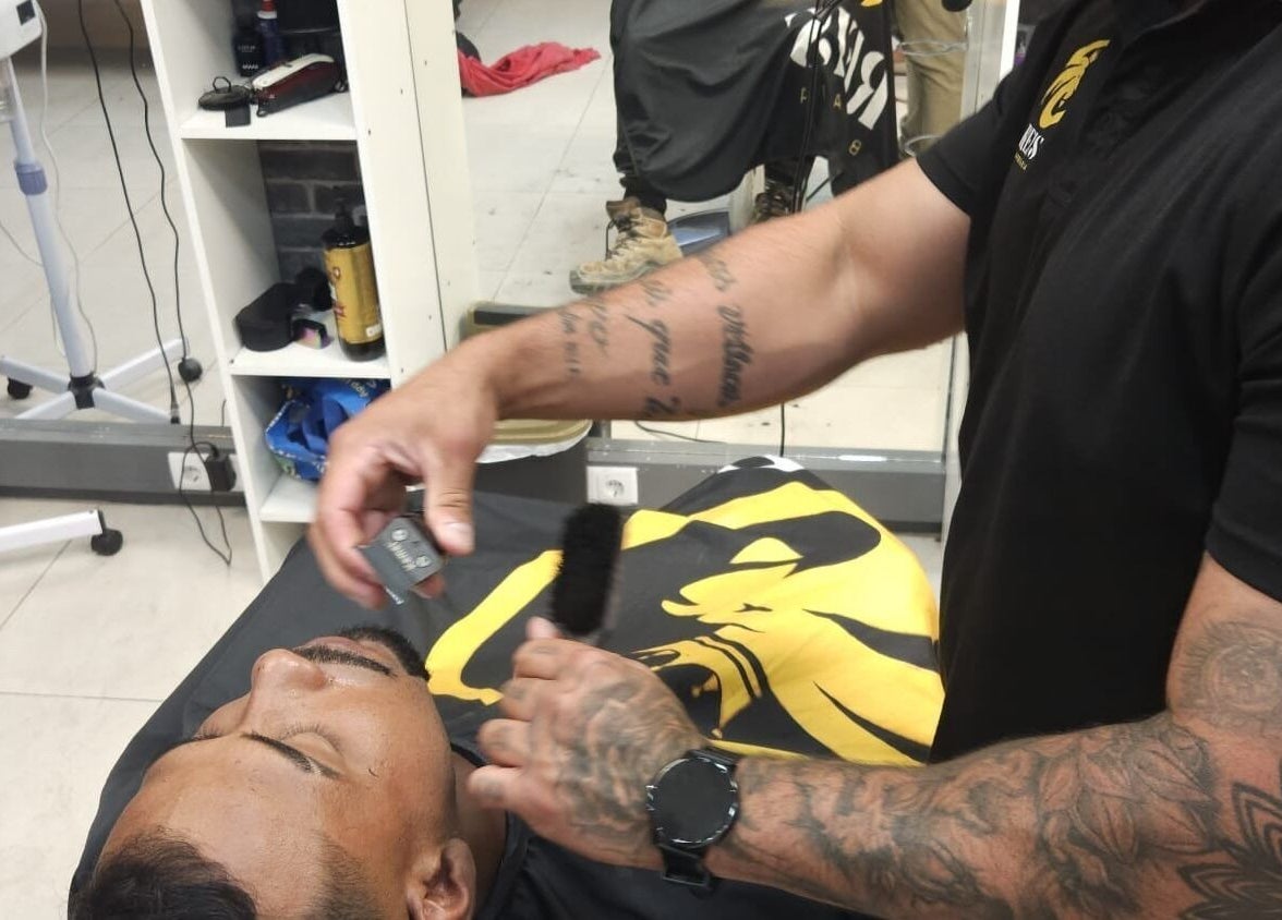 Corte de barba na Reis Barbearia, Leiria, Leiria, PT, atendendo cliente com tato profissional.