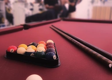 Mesa de bilhar em Reis Barbearia, Leiria, Leiria, PT, oferecendo entretenimento e relaxamento.