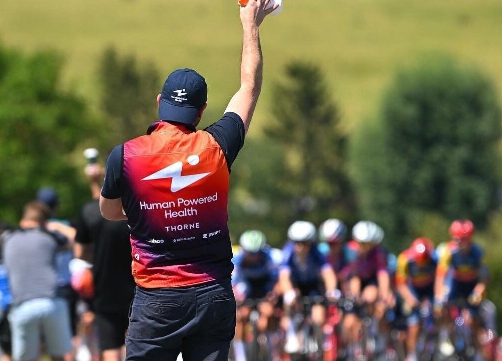 Sportverzorger Wouter bedient wielrenners tijdens een race in Zwevegem, Vlaanderen, BE.