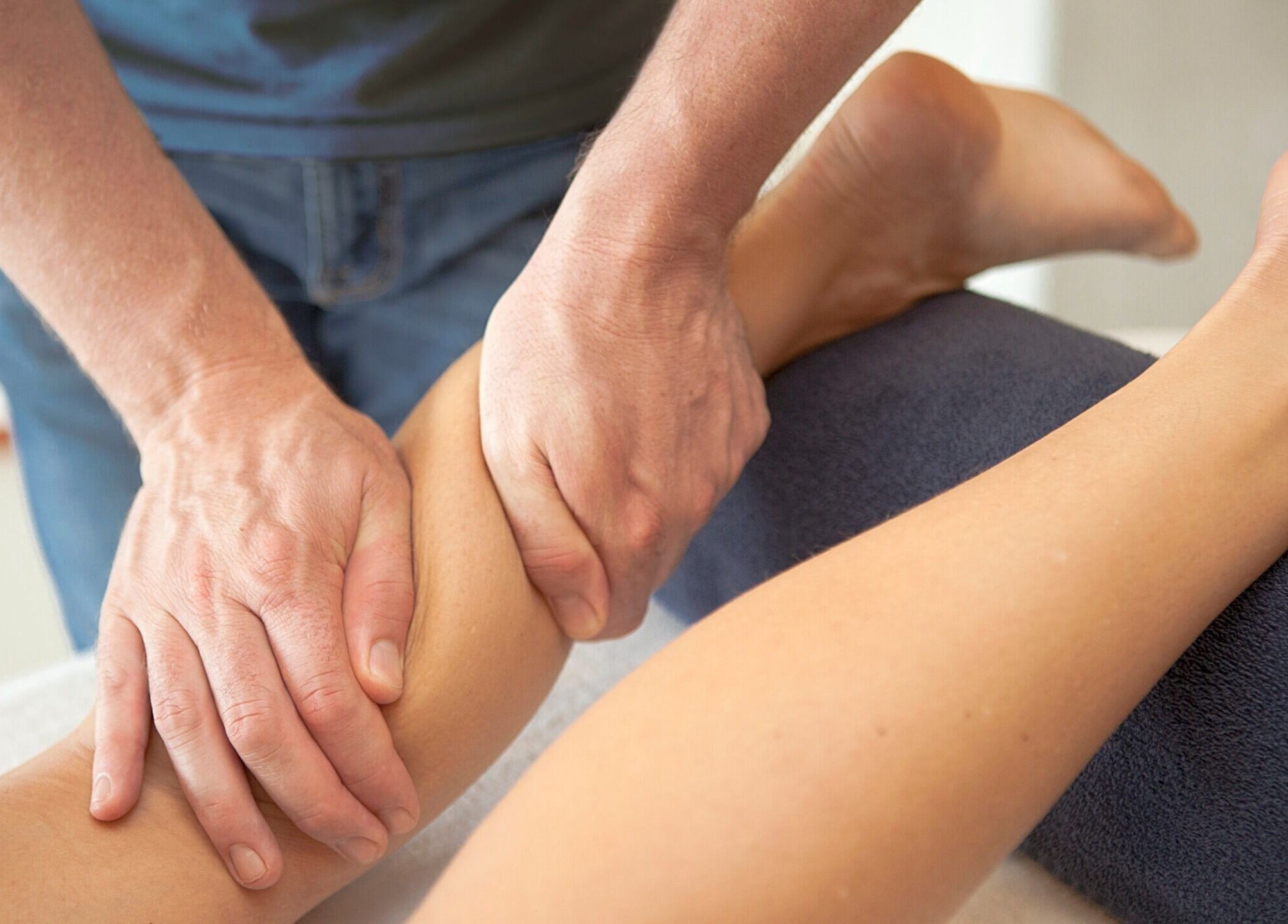 Professionele beenmassage bij Sportverzorger Wouter in Zwevegem, Vlaanderen, BE voor optimale welzijn.