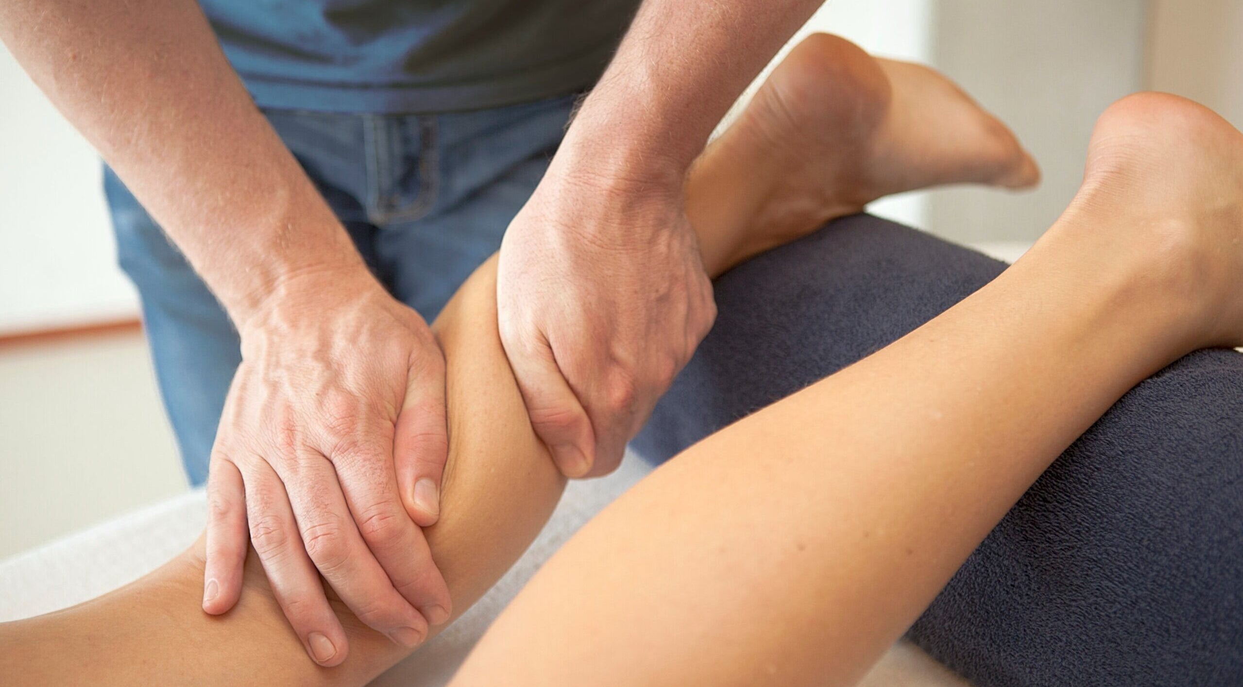 Professionele beenmassage bij Sportverzorger Wouter in Zwevegem, Vlaanderen, BE voor optimale welzijn.