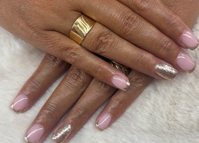 Manucure élégante aux tons dorés à Les Ongles De Lorrie, Palaja, Occitanie, FR.