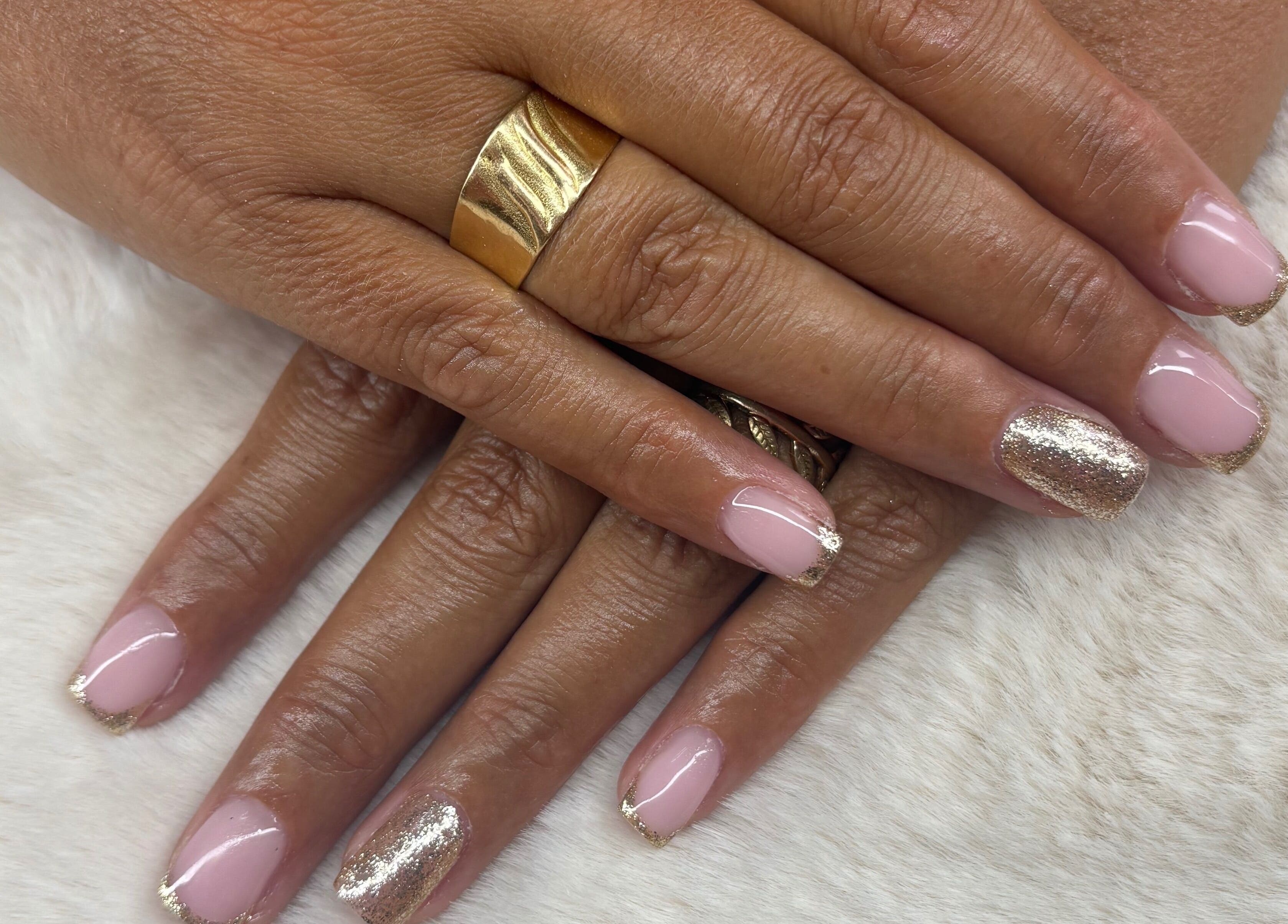 Manucure élégante aux tons dorés à Les Ongles De Lorrie, Palaja, Occitanie, FR.