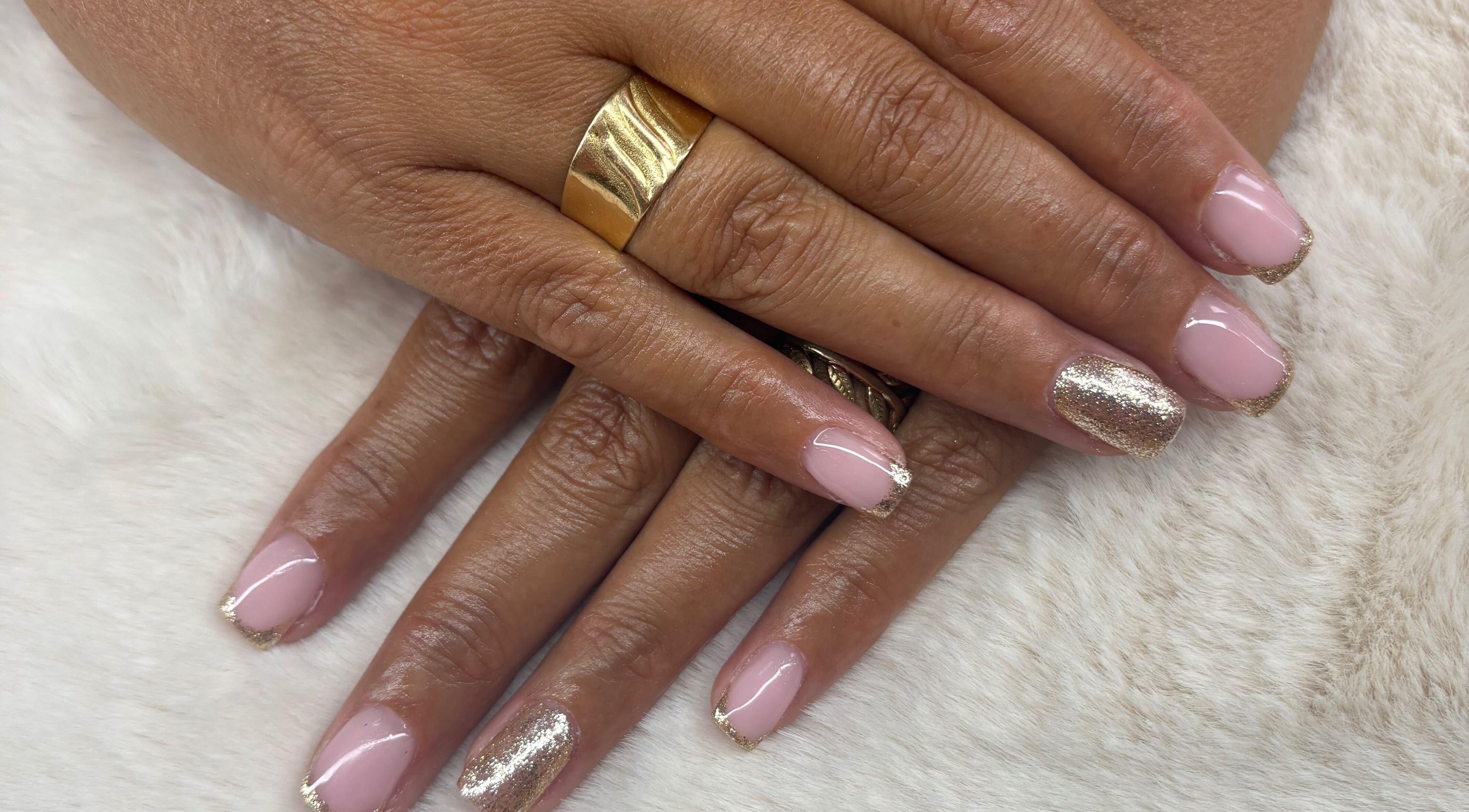Manucure élégante aux tons dorés à Les Ongles De Lorrie, Palaja, Occitanie, FR.