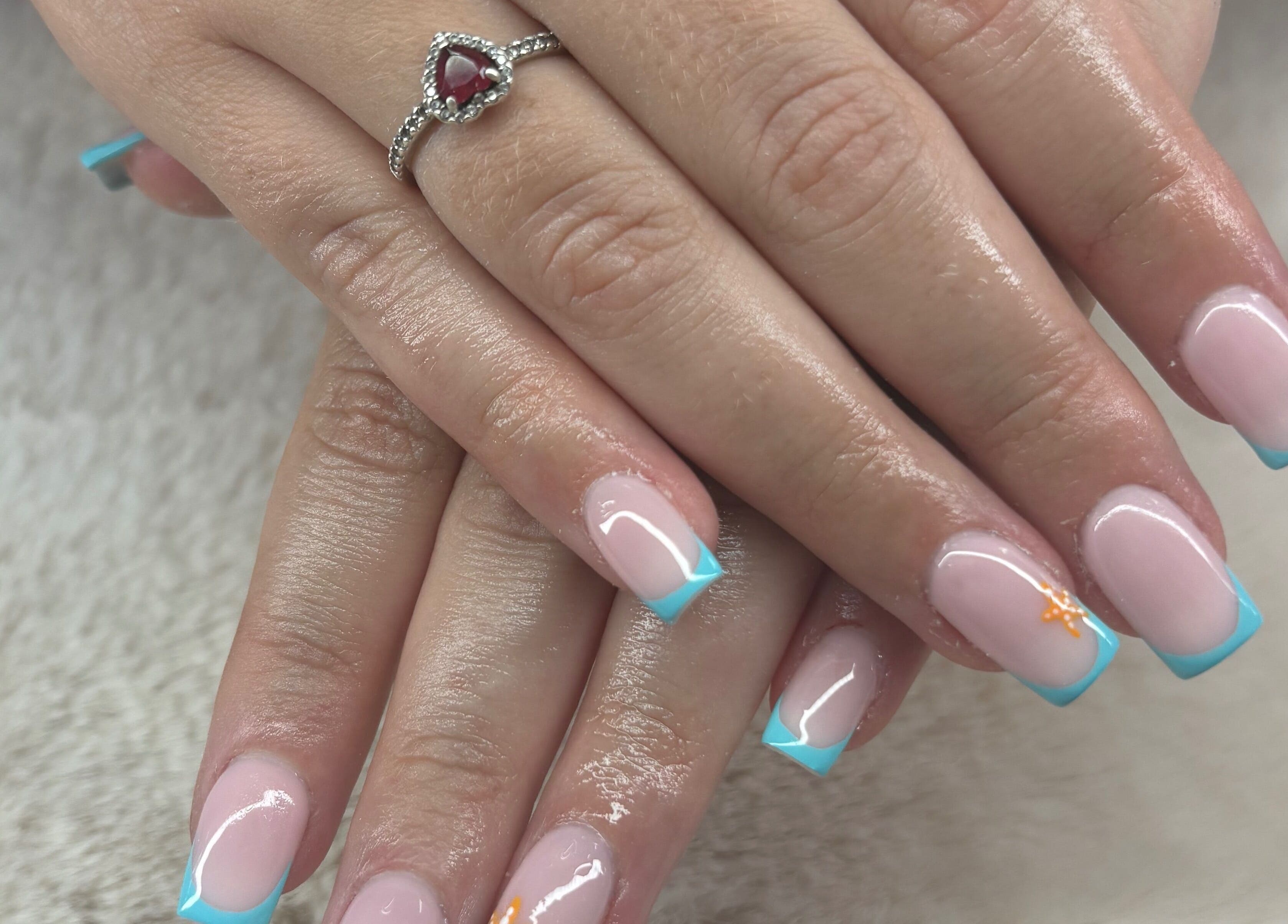 Manucure élégante aux pointes bleues chez Les Ongles De Lorrie à Palaja, Occitanie, FR.