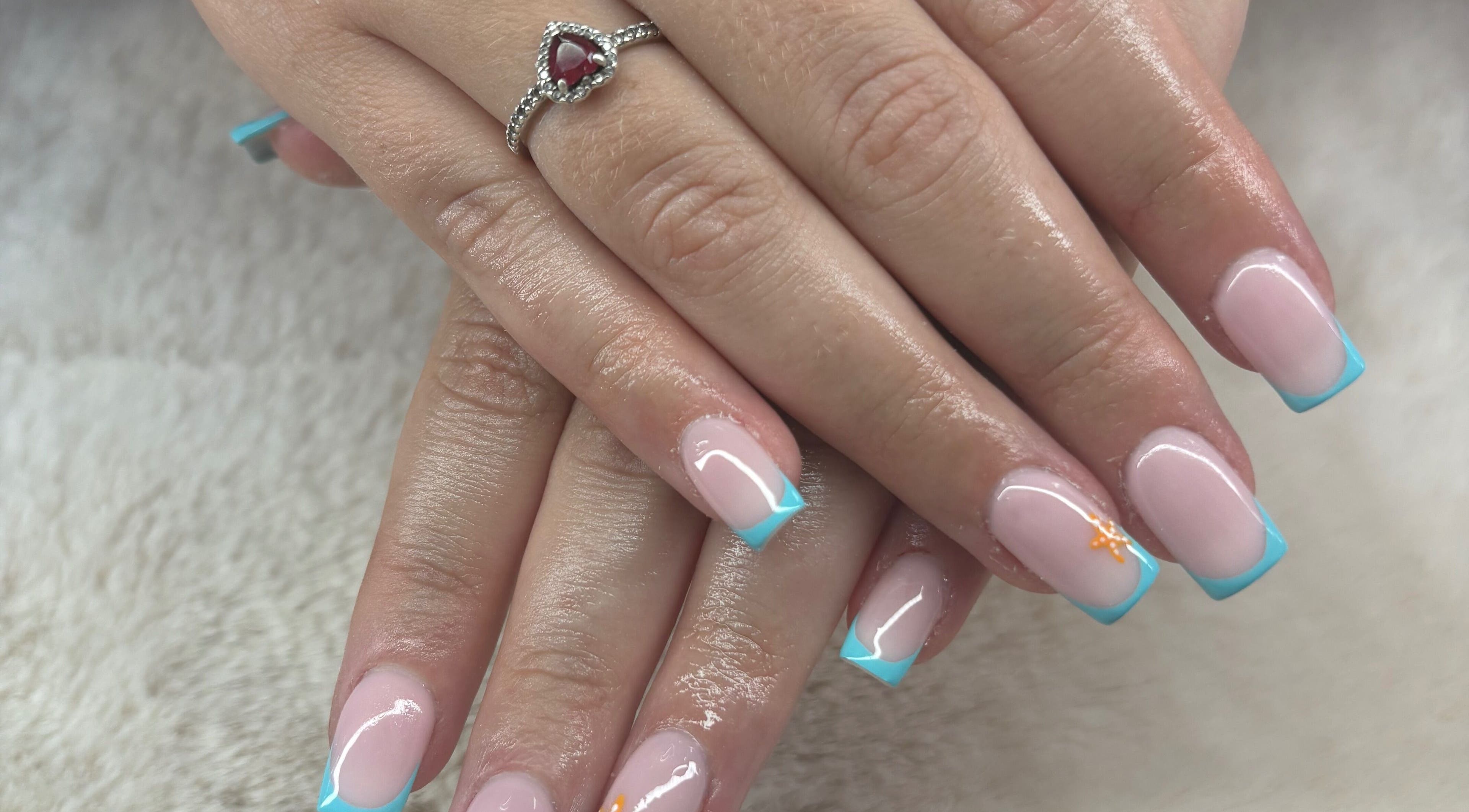 Manucure élégante aux pointes bleues chez Les Ongles De Lorrie à Palaja, Occitanie, FR.