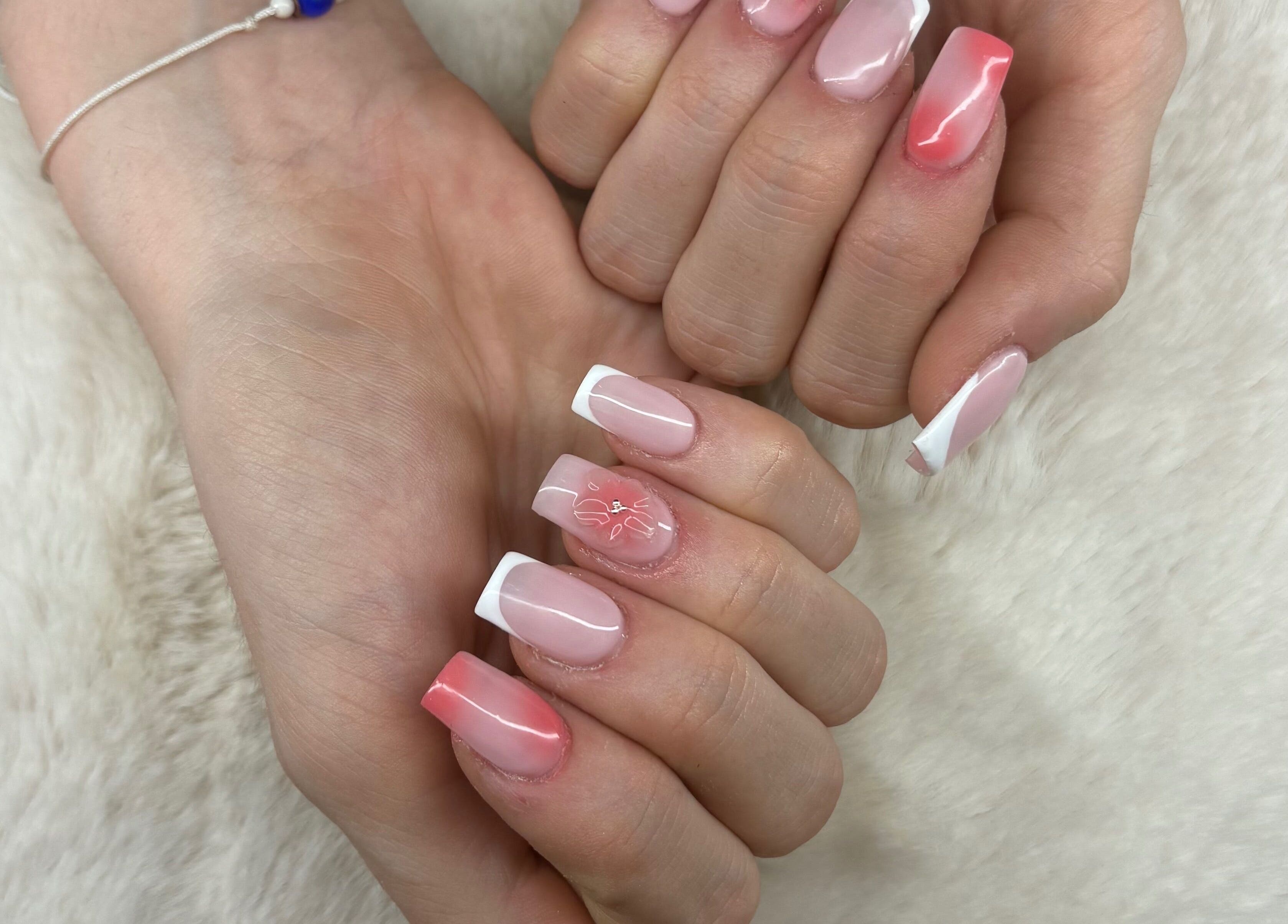 Manucure élégante à Les Ongles De Lorrie, Palaja, Occitanie, FR avec motifs floraux.