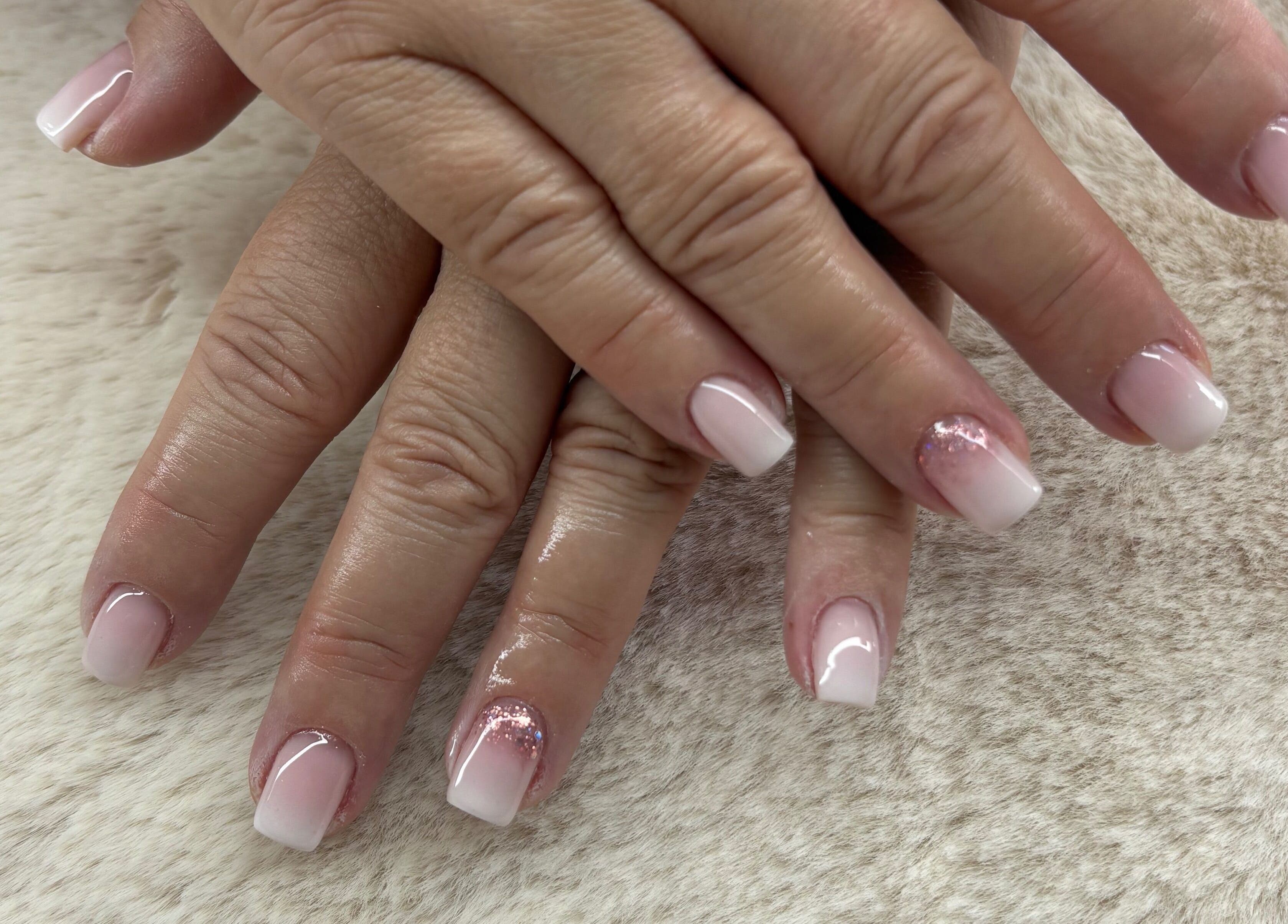 Manucure élégante à Les Ongles De Lorrie, Palaja, Occitanie, FR, avec ongles rose pâle et paillettes.