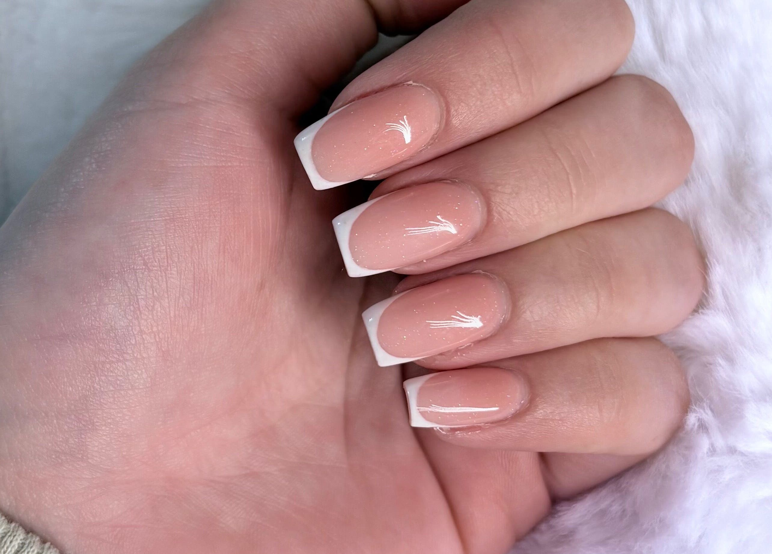 Manucure chic chez Les Ongles De Lorrie à Palaja, Occitanie, FR. Ongles nude avec french blanc.