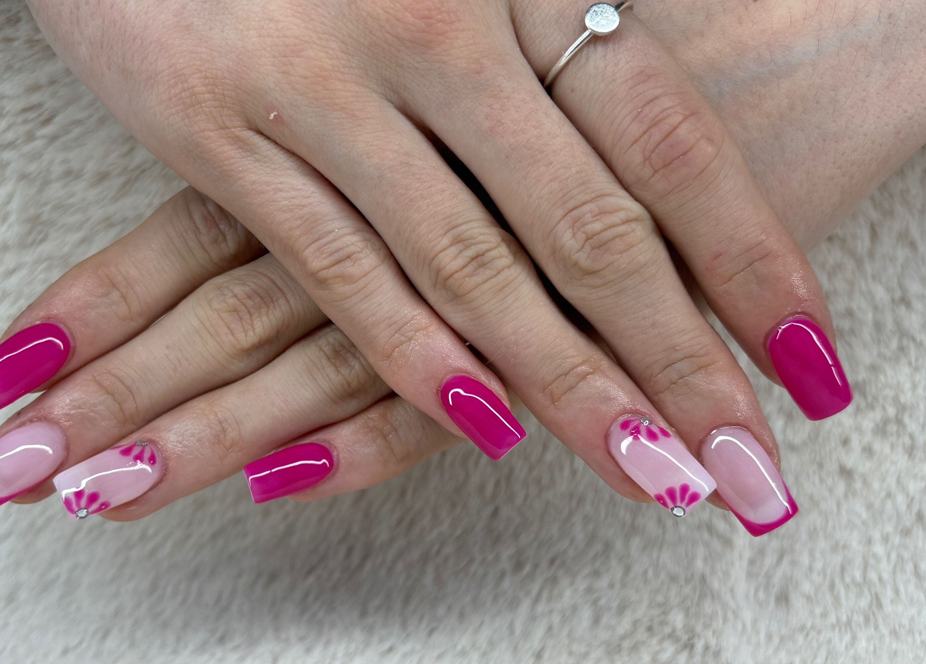 Design floral des ongles rose à Les Ongles De Lorrie, Palaja, Occitanie, FR.