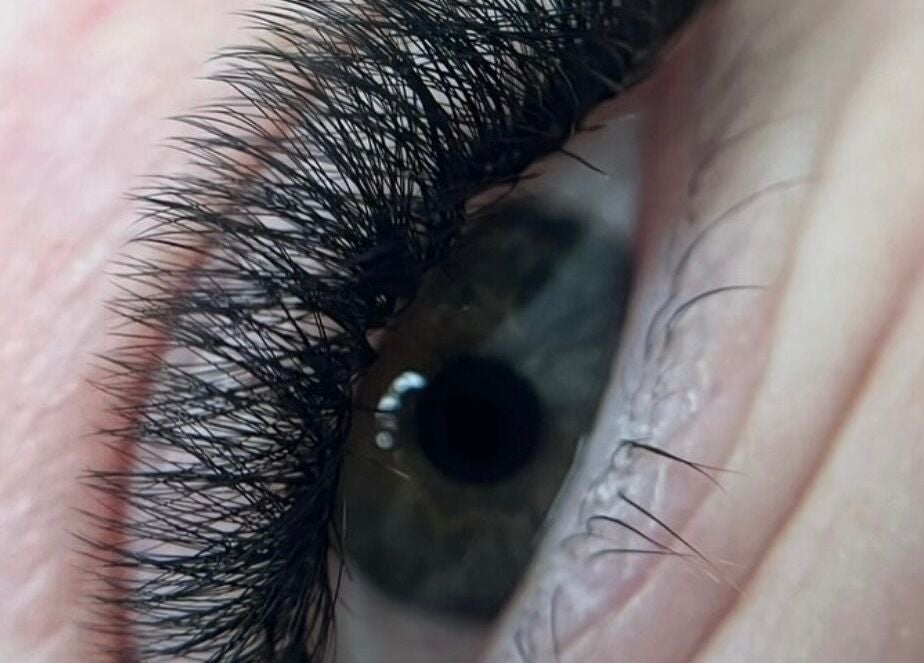 Close-up of styled eyelashes from Harriet’Bow Beauty in Netherfield, England, GB. Lush and voluminous.