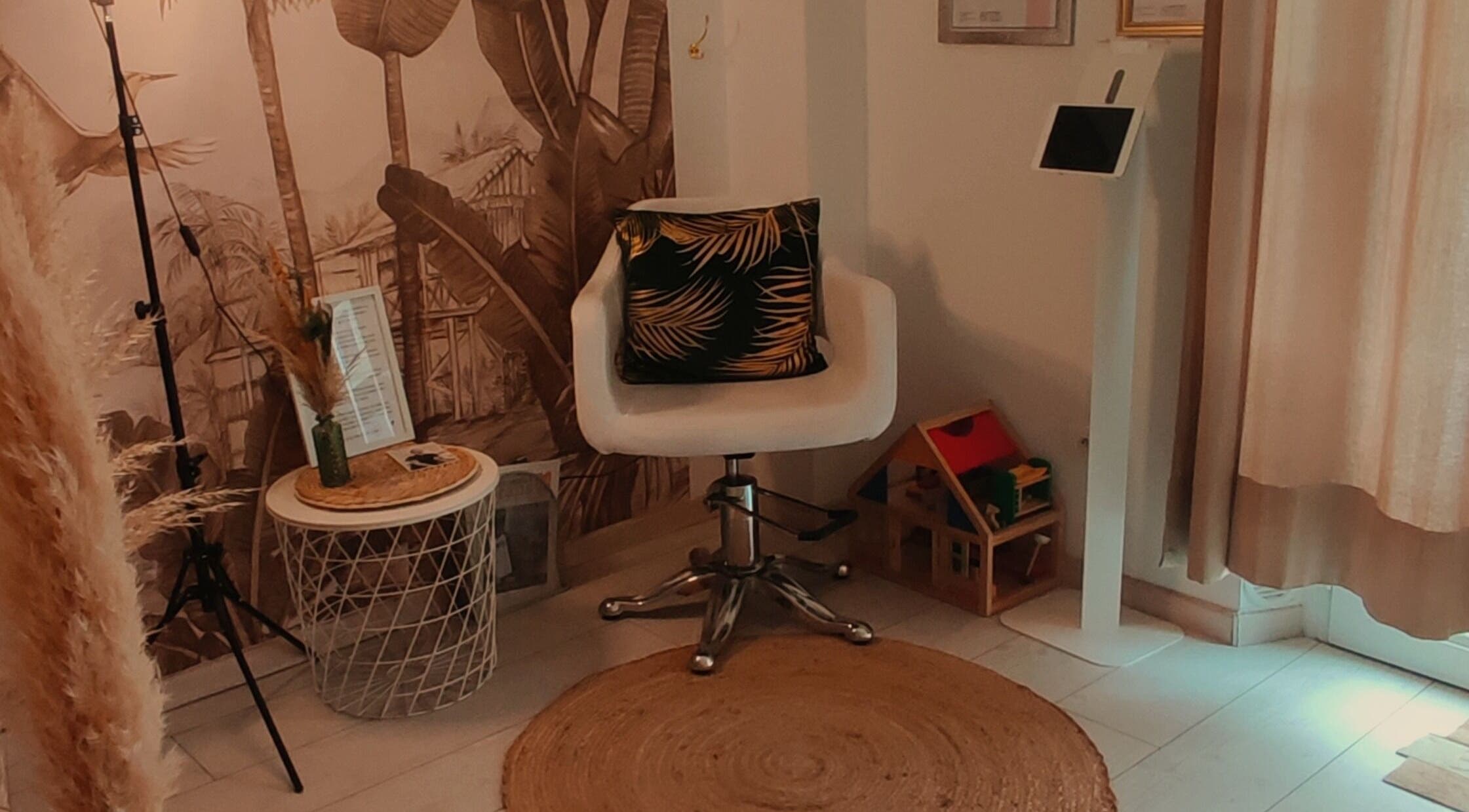 Coin détente élégant chez Réliana Beauté, Grans, Provence-Alpes-Côte d'Azur, FR avec décoration intérieure apaisante.