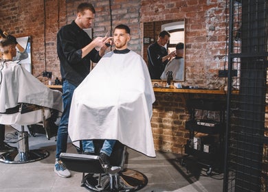 Kappers aan het werk bij nabilwebstudio, salon in Antwerpen, Vlaanderen, BE