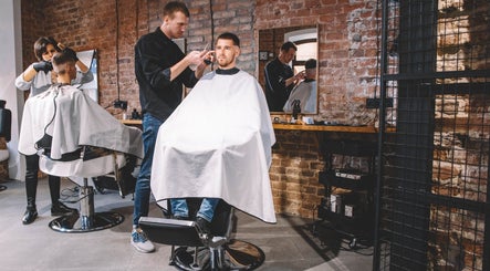 Kappers aan het werk bij nabilwebstudio, salon in Antwerpen, Vlaanderen, BE