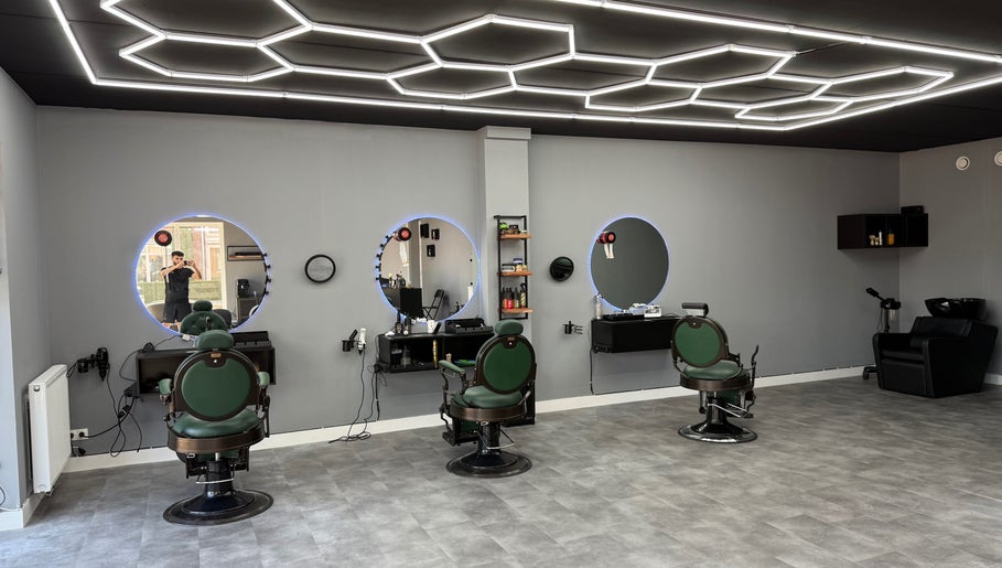 Interieur van Barbershop Tubbergen in Tubbergen, Overijssel, NL met moderne kappersstoelen en spiegels.