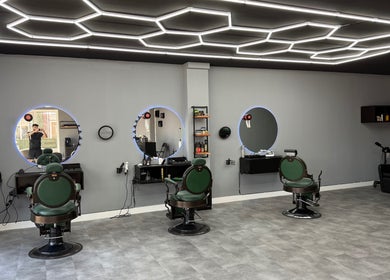 Interieur van Barbershop Tubbergen in Tubbergen, Overijssel, NL met moderne kappersstoelen en spiegels.