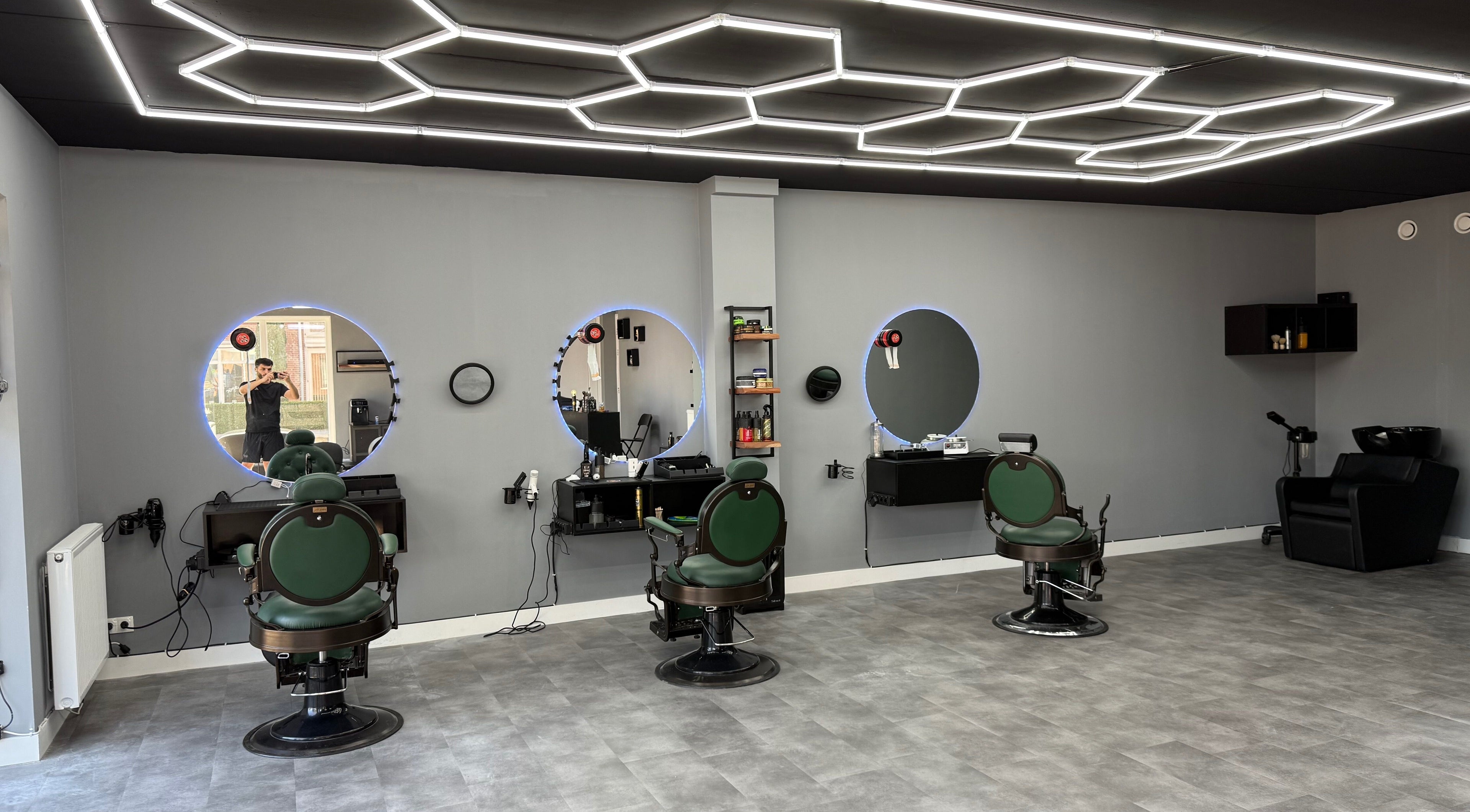 Interieur van Barbershop Tubbergen in Tubbergen, Overijssel, NL met moderne kappersstoelen en spiegels.
