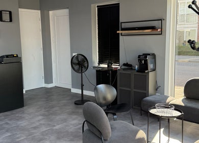Moderne ontvangstruimte bij Barbershop Tubbergen in Tubbergen, Overijssel, NL met stijlvolle meubels.