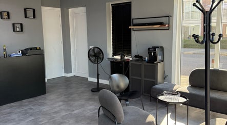 Moderne ontvangstruimte bij Barbershop Tubbergen in Tubbergen, Overijssel, NL met stijlvolle meubels.