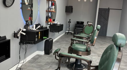 Interieur van Barbershop Tubbergen in Tubbergen, Overijssel, NL, met stijlvolle groene stoelen.