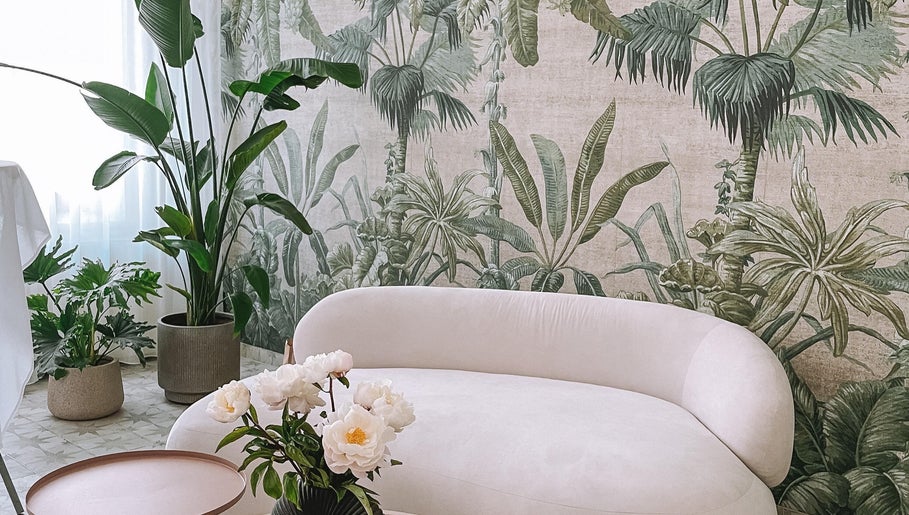 Elegantní pohovka Matyáš Kahle s tropickou tapetou, Ostrava, Moravskoslezský Kraj, CZ.