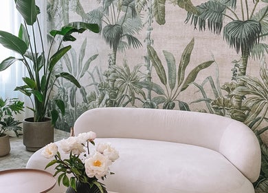 Elegantní pohovka Matyáš Kahle s tropickou tapetou, Ostrava, Moravskoslezský Kraj, CZ.