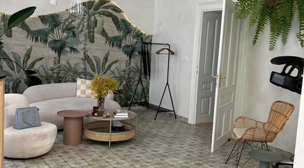 Stylový interiér Salon Veera, Ostrava, Moravskoslezský Kraj, CZ, s exotickou tapetou a pohodlným nábytkem.