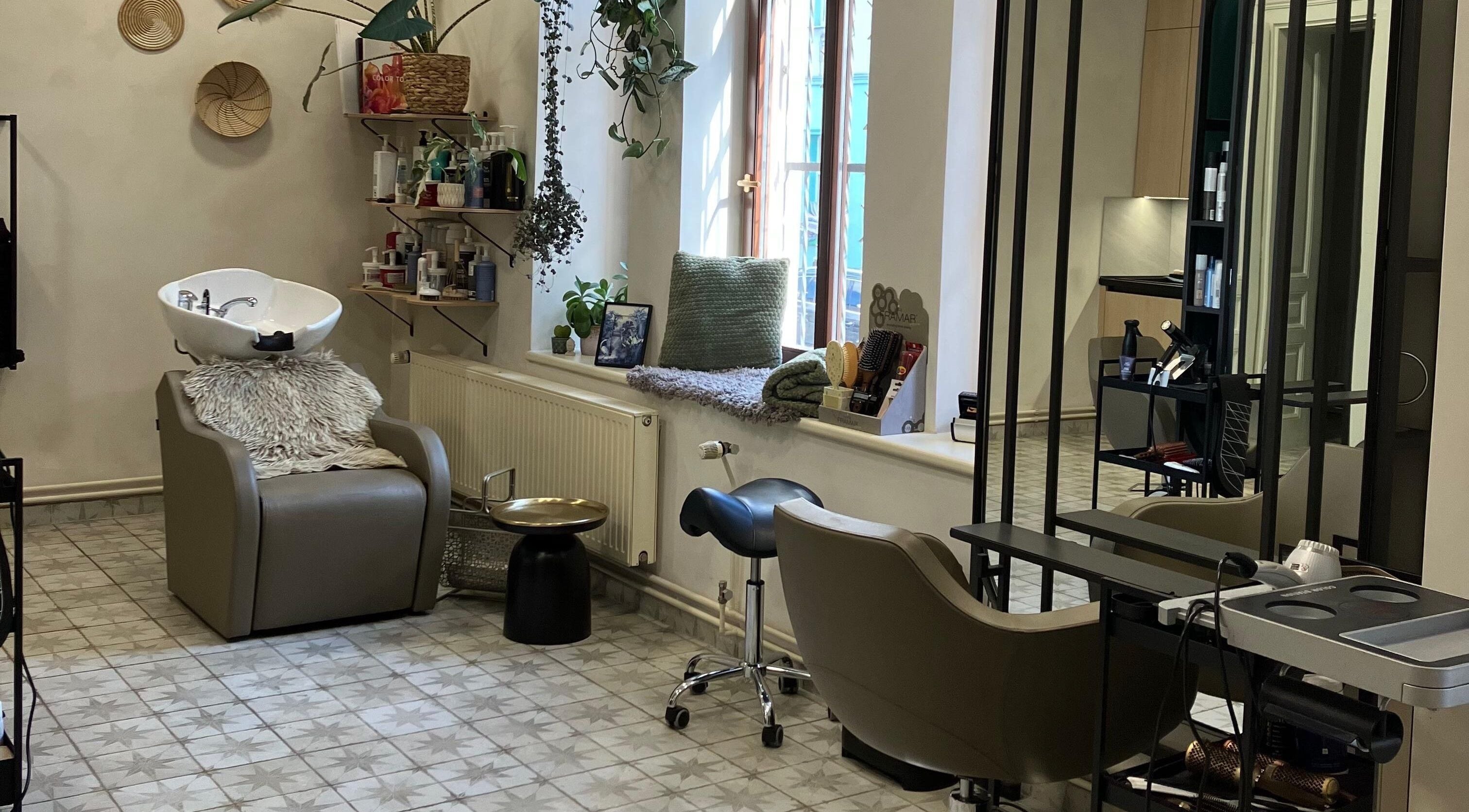 Interiér Salon Veera v Ostravě, Moravskoslezský kraj, CZ s umyvadlem a stylingovým křeslem.