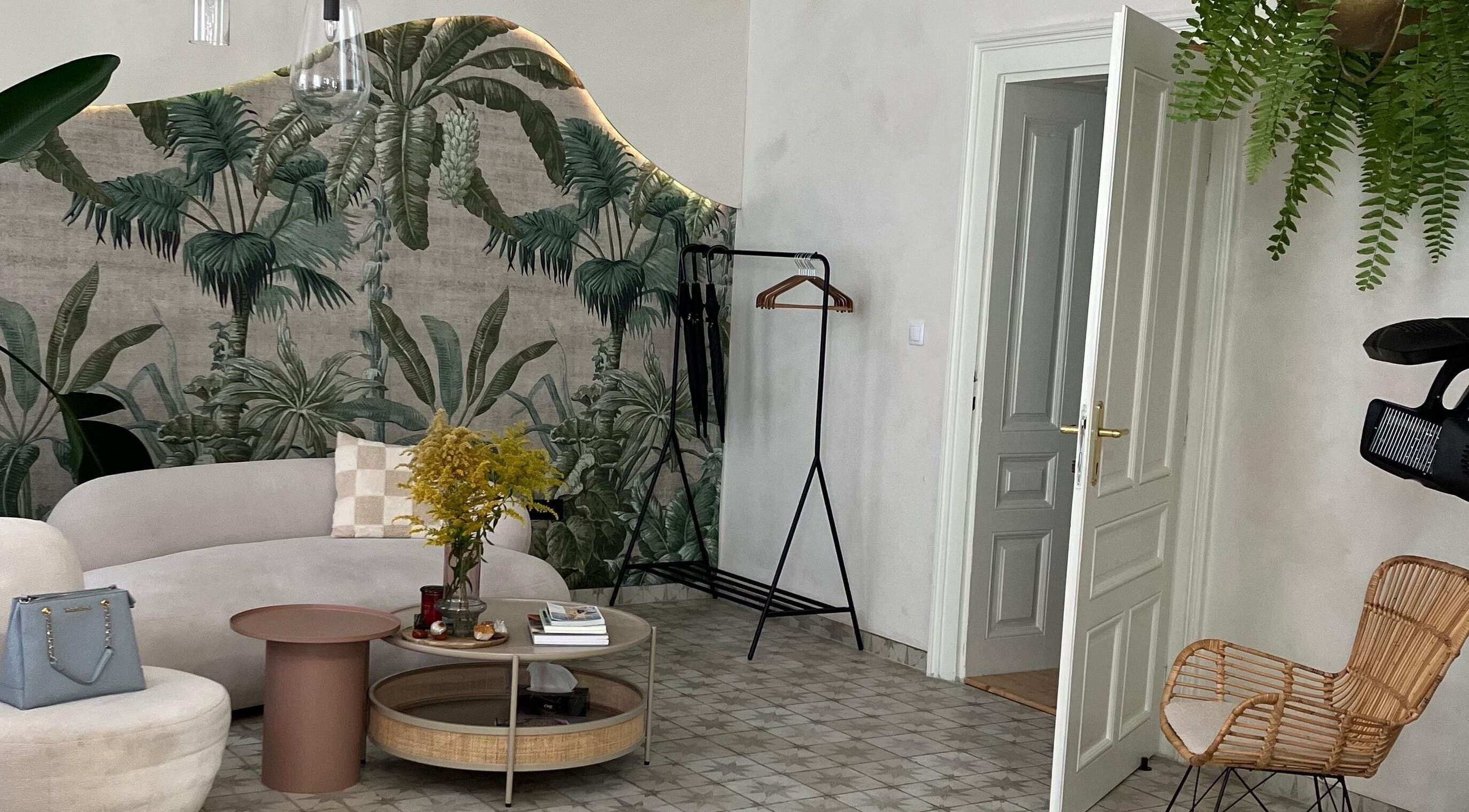 Stylový interiér Salon Veera v Ostravě, Moravskoslezský Kraj s tropickou tapetou a pohodlným nábytkem.