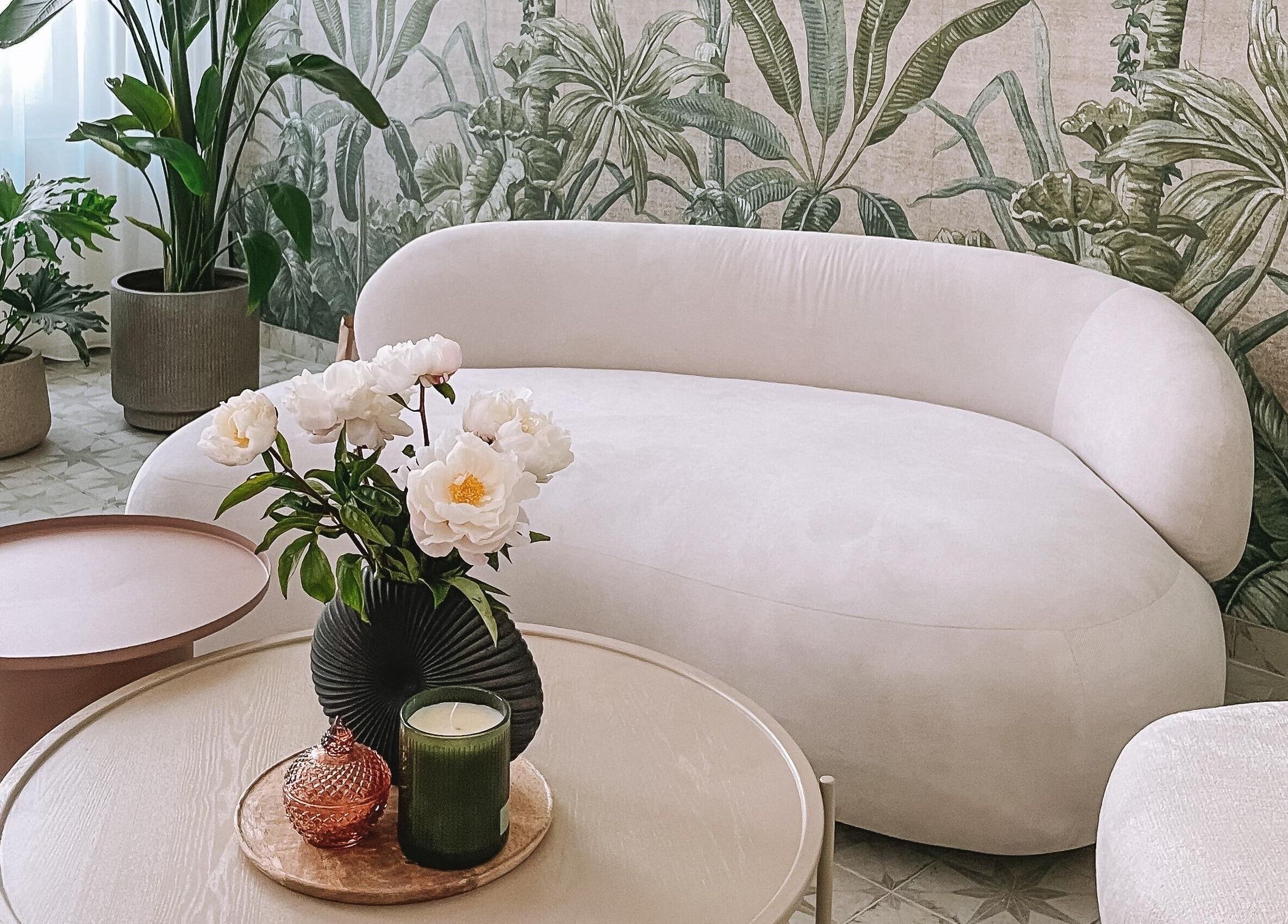 Stylový interiér Salon Veera v Ostravě, Moravskoslezský kraj, CZ s bílou pohovkou.