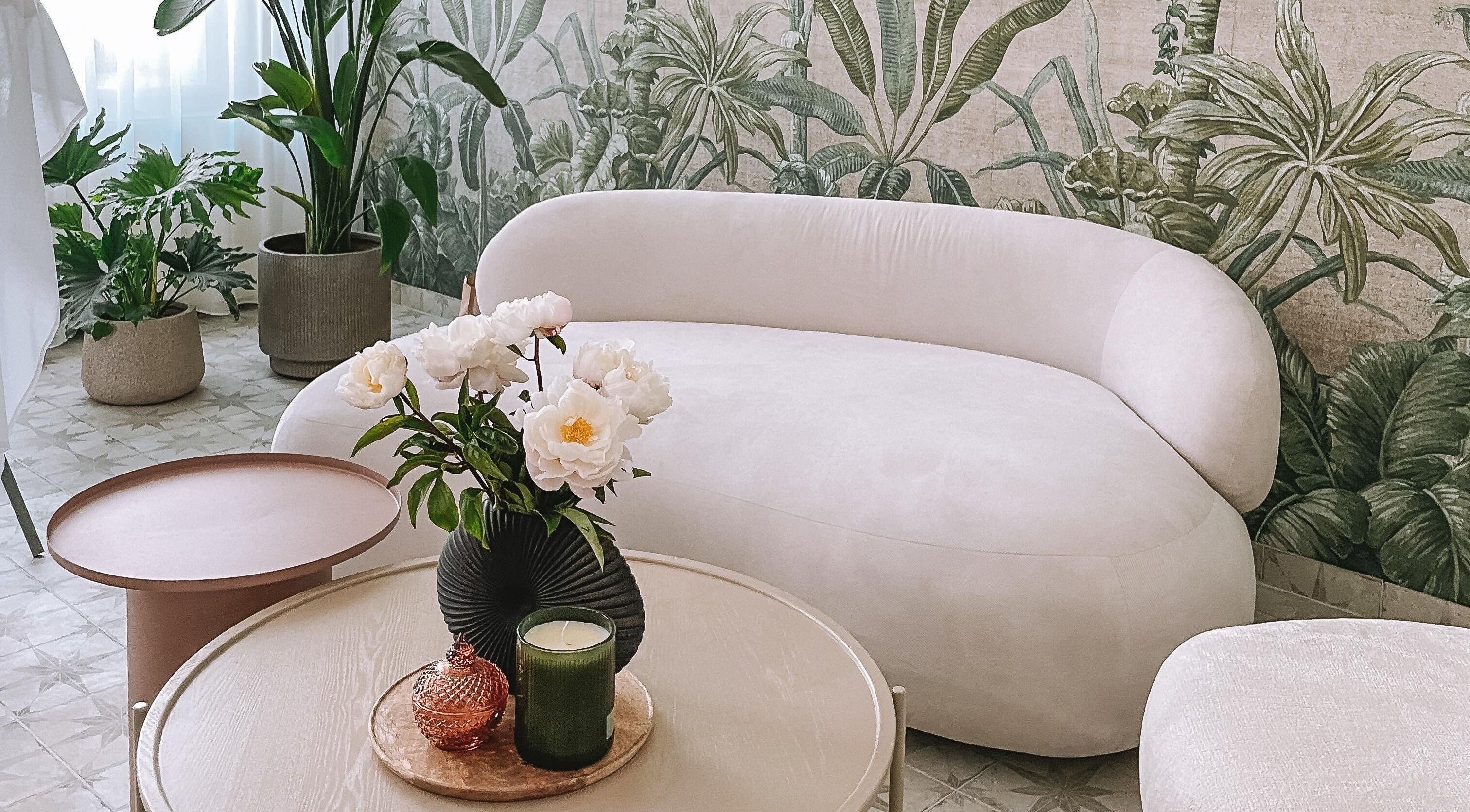 Stylový interiér Salon Veera v Ostravě, Moravskoslezský kraj, CZ s bílou pohovkou.