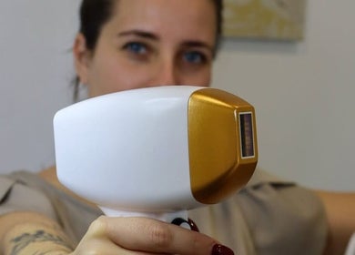 Profissional com equipamento de depilação a laser na Catarina Santos Estética, Alvor, Faro, PT.