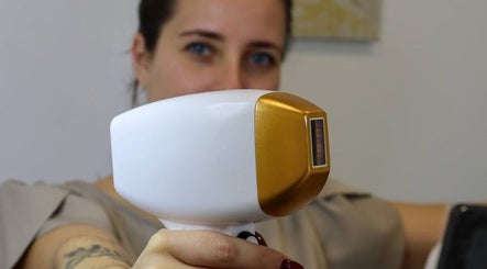 Profissional com equipamento de depilação a laser na Catarina Santos Estética, Alvor, Faro, PT.