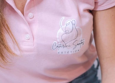 Detalhe da camiseta com logotipo de Catarina Santos Estética em Alvor, Faro, PT.