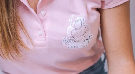 Detalhe da camiseta com logotipo de Catarina Santos Estética em Alvor, Faro, PT.
