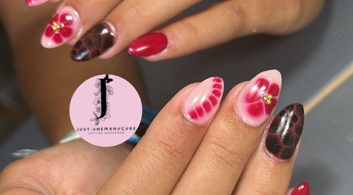 Manucure artistique avec fleurs chez Just.unemanucure, Cognac, Nouvelle-aquitaine, FR.
